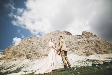 Harika bir gelin damada poz veriyor ve harika manzaralı dağlarda eğleniyor. Mesajlaşacak yer, düğün çifti.