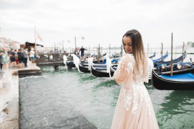 Gelinin güzel portresi moda gelinliği içinde tüylü, lüks makyaj ve saç stili.