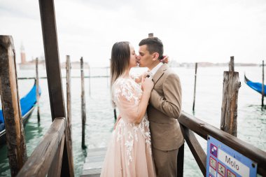 Güzel gelin ve damat evlendikleri gün kucaklaşıp öpüşüyorlar.