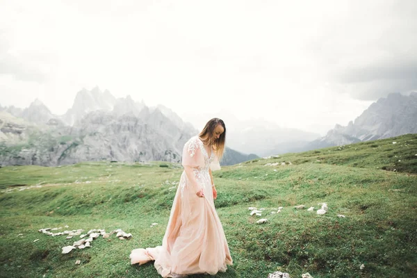 Krásná módní nevěsta ve svatebních šatech představovat — Stock fotografie