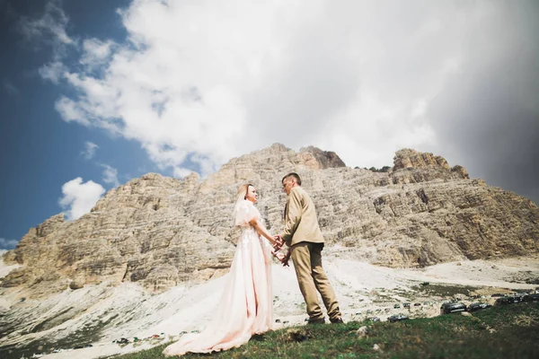 Hermosa novia hermosa posando para el novio y divertirse cerca de las montañas con una vista increíble, espacio para el texto, pareja de boda —  Fotos de Stock