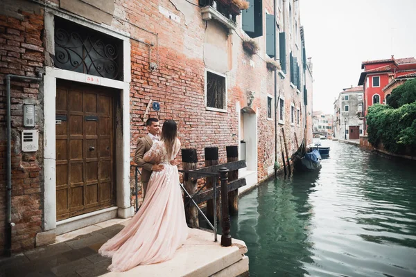 Superbe couple heureux debout près de l'autre et regardant dans les yeux — Photo