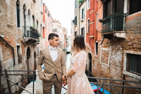 Underbara glada par som står nära varandra och tittar i ögonen i Venedig, Italien — Stockfoto