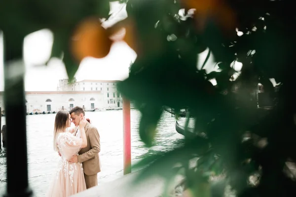 Lindo casal feliz de pé perto um do outro e olhando nos olhos em Veneza, Itália — Fotografia de Stock