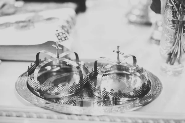 金王冠躺在教堂的桌子上 — 图库照片