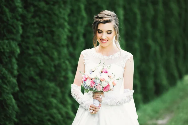 Sposa tenuta grande e bellissimo bouquet da sposa con fiori — Foto Stock
