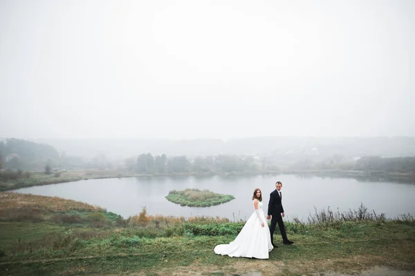 Pareja feliz boda caminando en un parque botánico —  Fotos de Stock