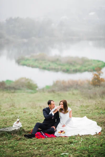 Sorridente matrimonio coppia clinking con bicchieri di champagne — Foto Stock