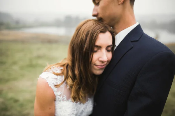 Momento de boda romántico, pareja de recién casados sonriendo retrato, novia y novio abrazándose — Foto de Stock