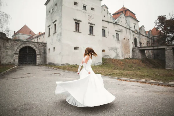 Bellezza ritratto di sposa che indossa abito da sposa di moda con piume con lusso delizia make-up e acconciatura — Foto Stock