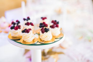 Çeşitli lezzetli tatlılar, yemek fikirleri ve kutlamalarla dolu bir büfe.