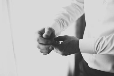 Güzel adam, damat poz veriyor ve düğüne hazırlanıyor.