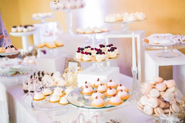 Läckra och välsmakande dessert bord med muffins och skott i receptionen närbild — Stockfoto