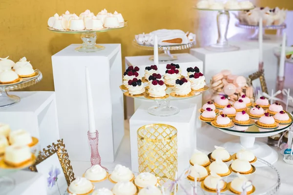 Вкусный десертный стол для свадебного приема — стоковое фото