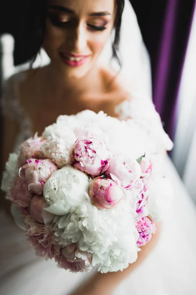 Bride holding big and beautiful wedding bouquet with flowers — Stock Photo, Image