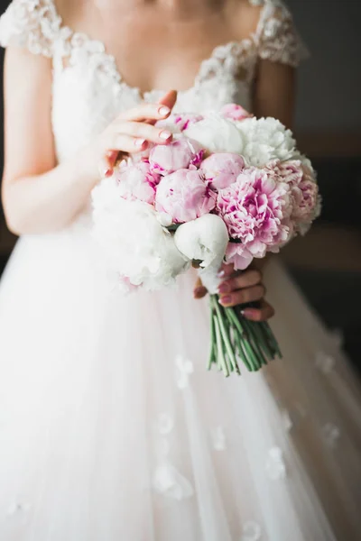 Braut hält großen und schönen Hochzeitsstrauß mit Blumen — Stockfoto