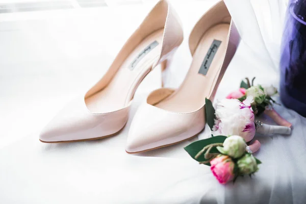 一双精致时髦的新娘鞋，配上一束玫瑰和其他花朵 — 图库照片