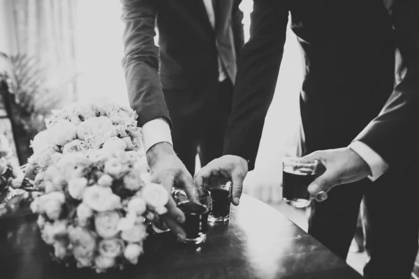 Reunión de negocios. Los hombres sostienen vasos de whisky. Fiesta para hombres. Mano con una bebida de alcohol —  Fotos de Stock