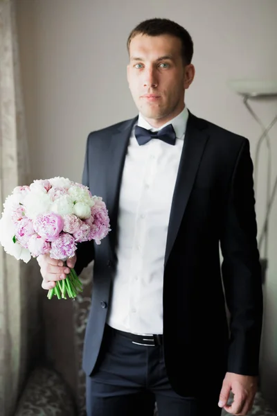 Bräutigam morgendliche Vorbereitung. Schöner Mann zieht sich an und bereitet sich auf die Hochzeit vor — Stockfoto