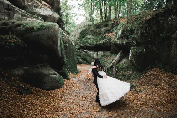 Dağların arka planında sevgi dolu bir koca ve kadın. Sevgili çift duygusal olarak vakit geçirir. — Stok fotoğraf