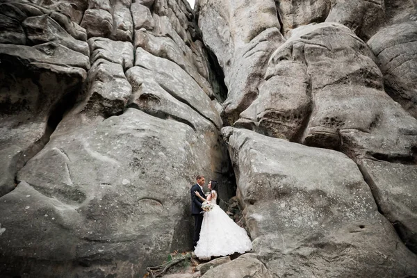 Älskade man och kvinna på bakgrunden av bergen. Kärleksfulla par tillbringar känslomässigt tid — Stockfoto
