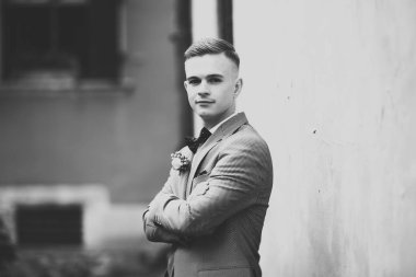 Arka planda izole edilmiş bir şekilde gülümseyen genç adamın portresi.