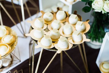 Lezzetli düğün resepsiyonu, tatlı masası.