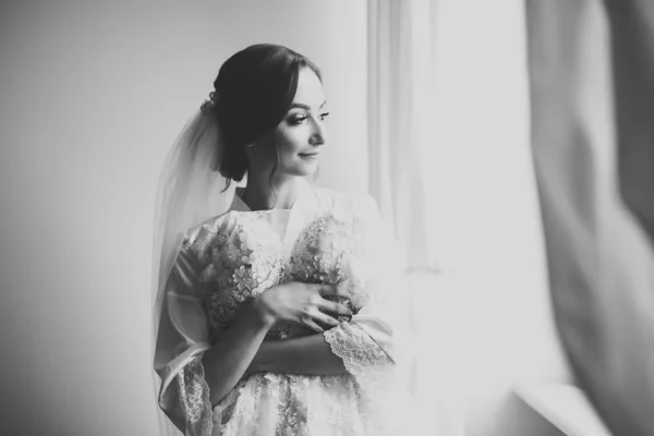 Mempelai wanita cantik mengenakan gaun pengantin dengan bulu dengan riasan mewah dan gaya rambut, studio pemotretan dalam ruangan — Stok Foto
