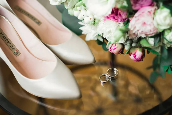 결혼반지와 웨딩 신발이 달린 아름다운 조각 그림 — 스톡 사진