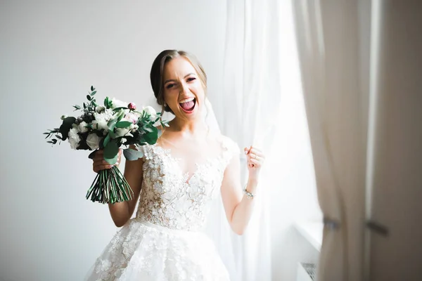 Casamento de luxo noiva, menina posando e sorrindo com buquê — Fotografia de Stock