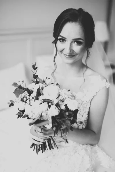 Pengantin wanita mewah, gadis yang berpose dan tersenyum dengan karangan bunga — Stok Foto