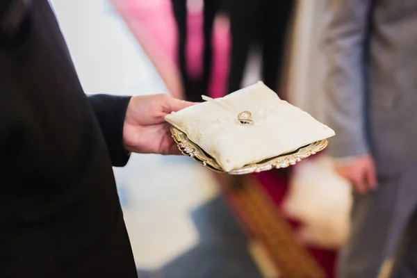 Обручальные кольца на церемонии в церкви. Макро. — стоковое фото