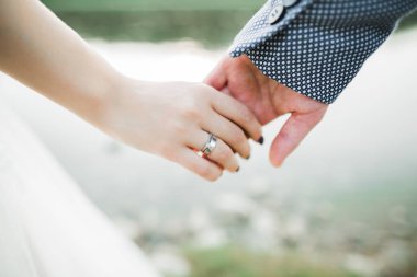Düğün günü el ele tutuşan çift, damat ve gelin.