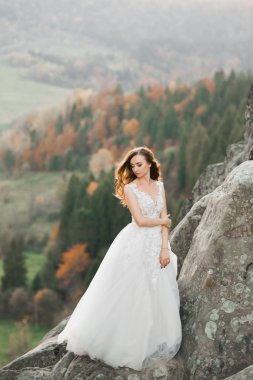 Güzel kadın, mükemmel beyaz elbiseli gelin arka plan dağları