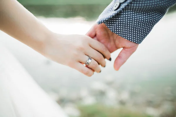 Düğün günü el ele tutuşan çift, damat ve gelin. — Stok fotoğraf
