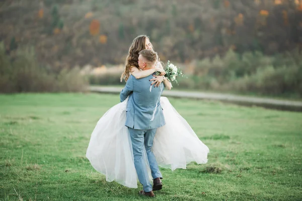 Romantik düğün anı, yeni evli çiftin gülümseyen portresi, gelin ve damadın kucaklaşması — Stok fotoğraf