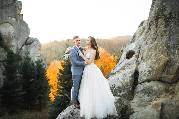 Portrait ensoleillé de mariés heureux en plein air dans la nature emplacement — Photo