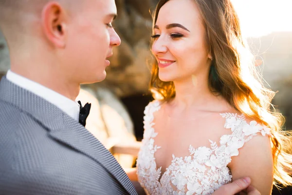 Cantik pengantin dengan buket di gunung latar belakang saat matahari terbenam — Stok Foto