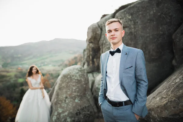 Amantes marido y mujer en el fondo de las montañas. Amar a la pareja emocionalmente pasa tiempo — Foto de Stock