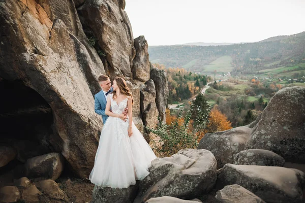 Momento de boda romántico, pareja de recién casados sonriendo retrato, novia y novio abrazándose —  Fotos de Stock