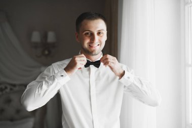 Damat sabah hazırlığı. Yakışıklı adam giyiniyor ve düğüne hazırlanıyor.