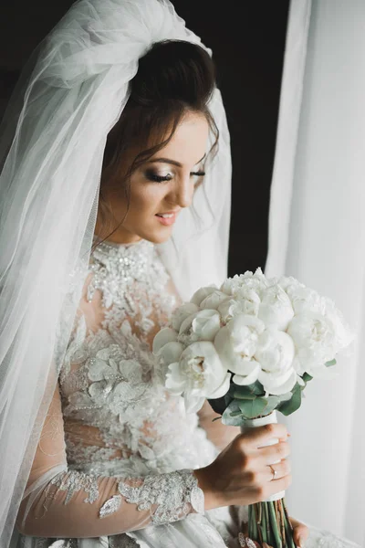 Novia de boda de lujo, niña posando y sonriendo con ramo —  Fotos de Stock