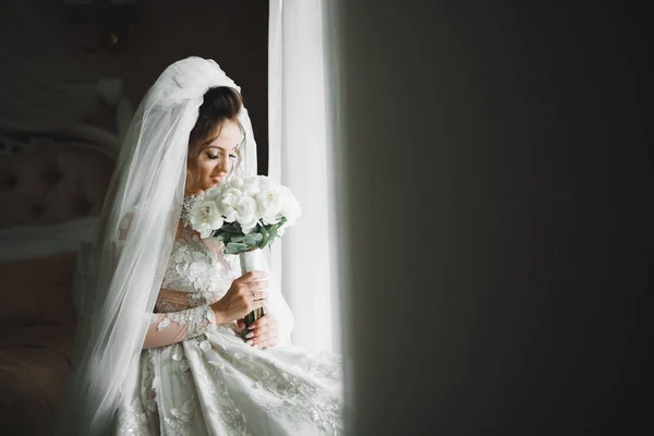 Novia de boda de lujo, niña posando y sonriendo con ramo — Foto de Stock