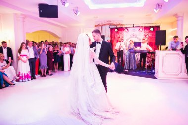 Restoranda dans eden mutlu yeni evliler.