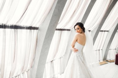 Düğün sabahı peçeli güzel bir gelin portresi.