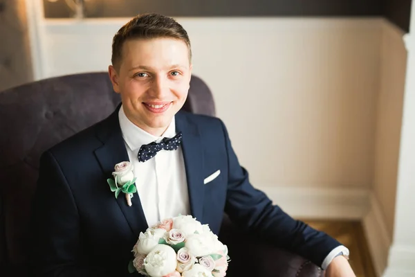 Красива людина, позування нареченого і підготовка до весілля — стокове фото