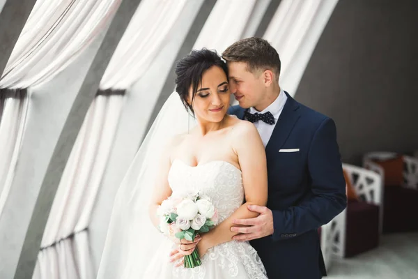 Закрытие красивой молодой свадебной пары — стоковое фото