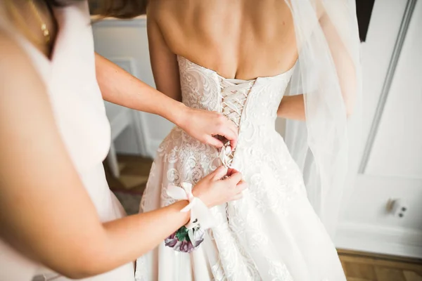 Mãos de damas de honor no vestido de noiva. Casamento feliz e noiva no dia do casamento conceito — Fotografia de Stock