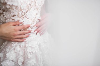 Beyaz elbiseli lüks gelin düğün törenine hazırlanırken poz veriyor.