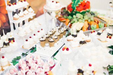 Lezzetli düğün resepsiyonu, tatlı masası.